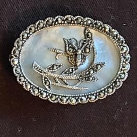 Vintage Sterling Silver Mother of Pearl Inlay Marcasite Butterfly Scene Brooch - Picture 2 of 3